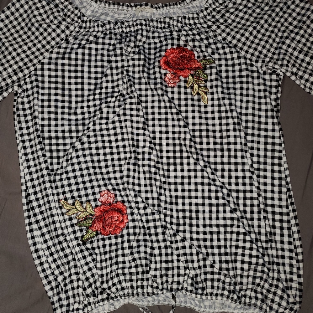 Free kisses rose shirt